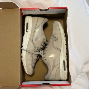 Beige Nike air max 1 ultra essentials